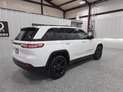 Used 2022 Jeep Grand Cherokee Altitude RWD image 6