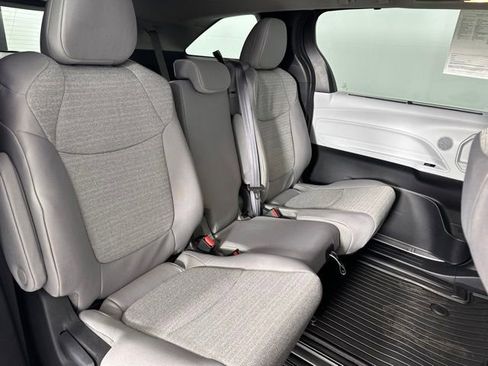 Used 2025 Toyota Sienna LE AWD/4WD image 28
