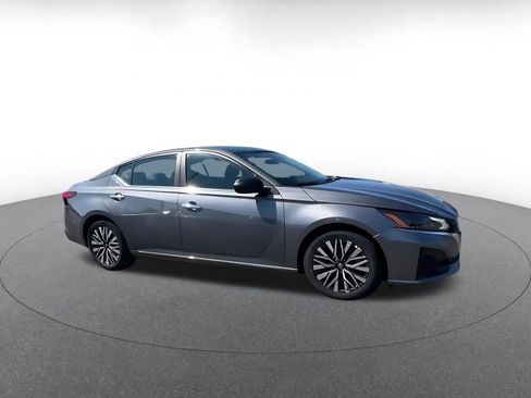 Used 2025 Nissan Altima 2.5 SV FWD image 2