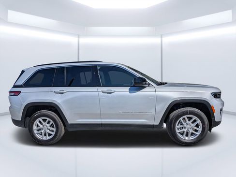 New 2026 Jeep Grand Cherokee Laredo image 2