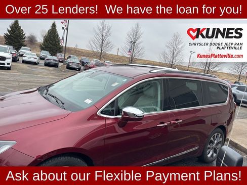 Used 2017 Chrysler Pacifica Limited w/ UConnect Theater Package FWD image 4