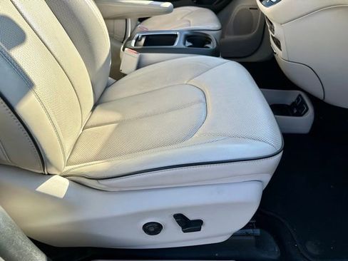 Used 2019 Chrysler Pacifica Limited w/ Advanced Safetytec Group image 28