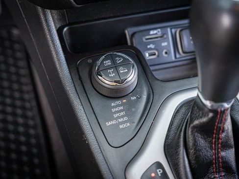 Used 2018 Jeep Cherokee Trailhawk w/ Cold Weather Group image 24