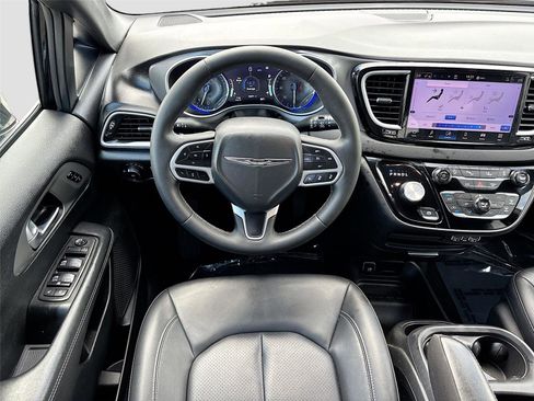 Used 2025 Chrysler Pacifica Select FWD image 21
