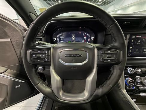 Used 2023 GMC Yukon XL Denali AWD/4WD image 17