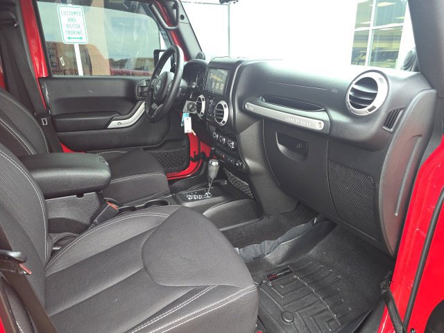 Used 2014 Jeep Wrangler Unlimited Sahara w/ Connectivity Group AWD/4WD image 5
