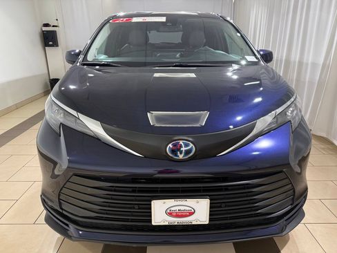 Certified 2025 Toyota Sienna XLE w/ XLE Plus Package AWD/4WD image 8