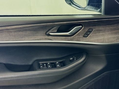 Used 2024 Jeep Grand Cherokee L Limited image 18