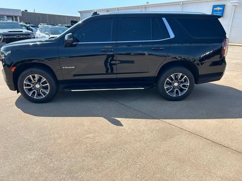 Used 2022 Chevrolet Tahoe LT w/ Luxury Package AWD/4WD image 2