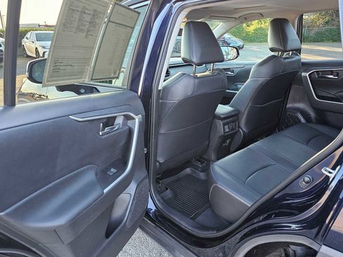Used 2020 Toyota RAV4 XLE Premium image 15