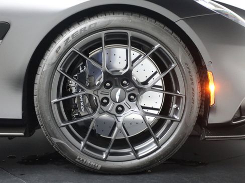 Used 2025 Aston Martin Vanquish image 14