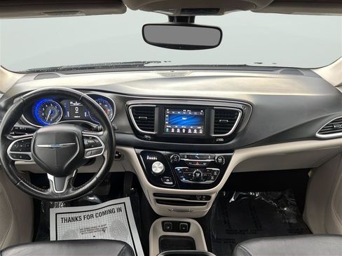 Used 2020 Chrysler Pacifica Touring-L FWD image 19