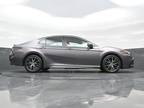 Used 2022 Toyota Camry SE FWD image 32