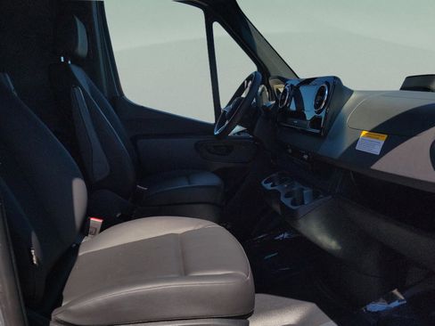 Used 2025 Mercedes-Benz Sprinter 2500 image 15