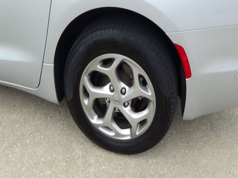 Certified 2024 Chrysler Pacifica Limited AWD/4WD image 9
