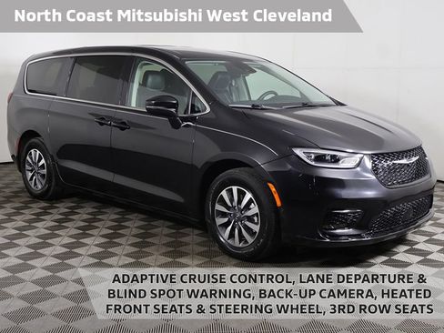 Used 2023 Chrysler Pacifica Touring-L FWD image 1