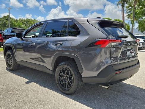 Used 2022 Toyota RAV4 LE FWD image 5