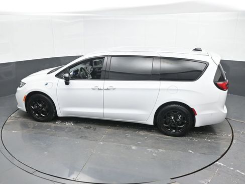 Used 2024 Chrysler Pacifica Limited FWD image 45