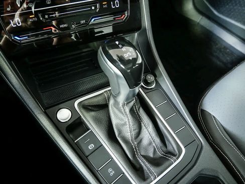 Certified 2025 Volkswagen Jetta SE image 18