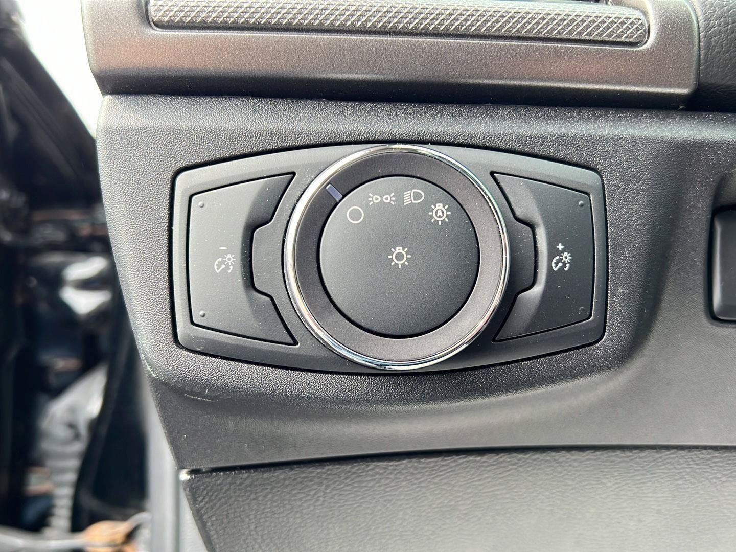 Used 2018 Ford Fusion SE w/ Fusion SE Technology Package FWD image 7
