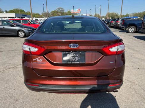 Used 2015 Ford Fusion SE image 4