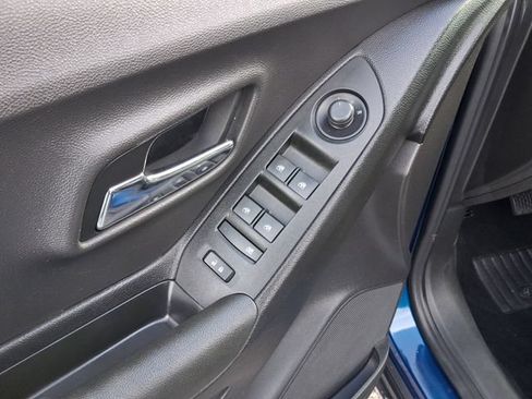 Used 2020 Chevrolet Trax LT w/ LT Convenience Package FWD image 14