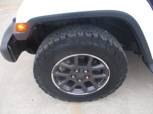 Used 2020 Jeep Gladiator Overland image 4