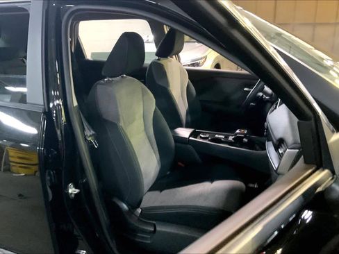 Used 2023 Nissan Rogue SV image 9