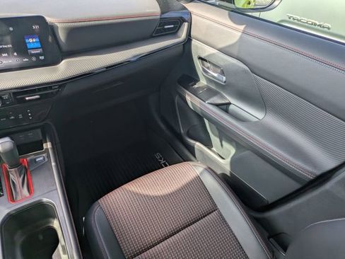 Used 2025 Nissan Kicks SR image 19