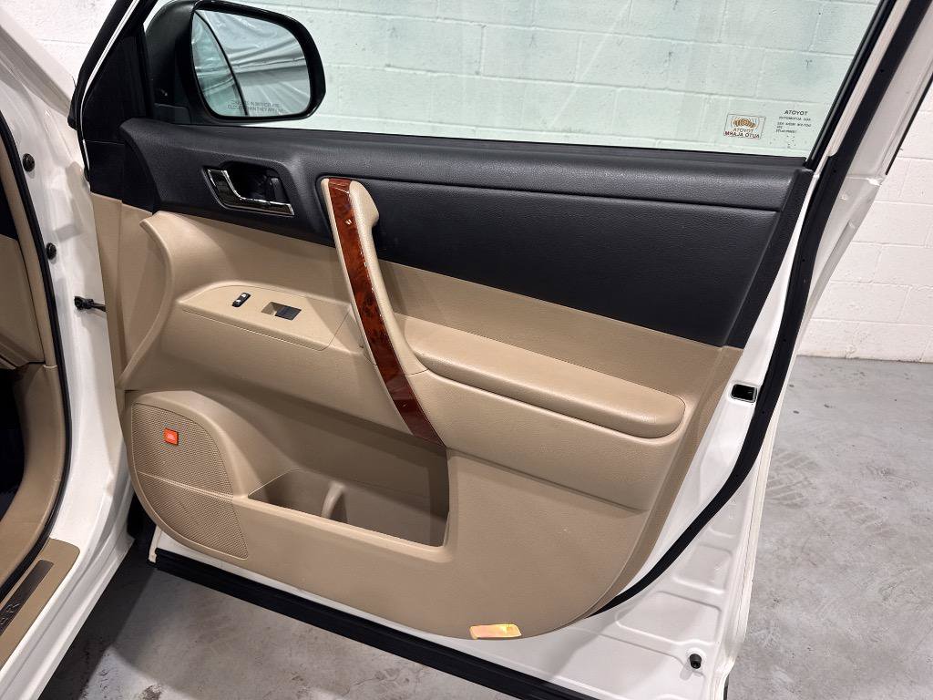 Used 2013 Toyota Highlander Limited AWD/4WD image 46