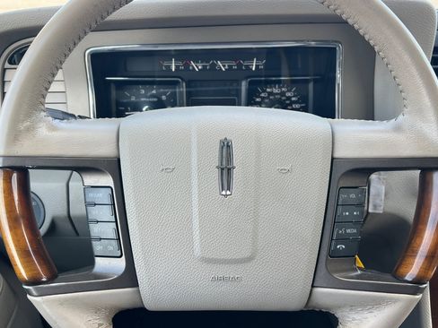 Used 2014 Lincoln Navigator 4WD image 21