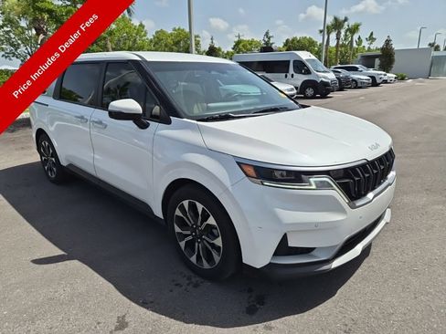 Used 2024 Kia Carnival EX FWD image 3