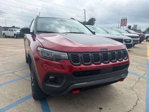 Used 2025 Jeep Compass Trailhawk AWD/4WD image 4