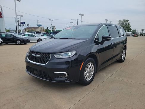 Used 2024 Chrysler Pacifica Touring-L FWD image 2