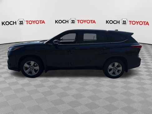 Used 2021 Toyota Highlander LE AWD/4WD image 4