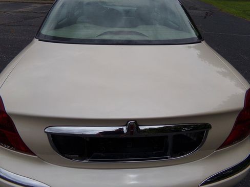 Used 2001 Lincoln Continental image 14