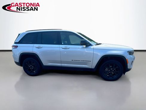 Used 2025 Jeep Grand Cherokee Altitude AWD/4WD image 10