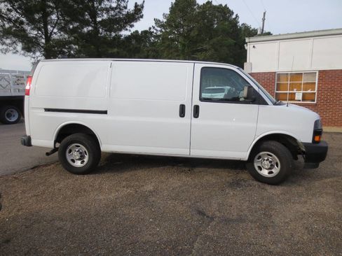 Used 2022 Chevrolet Express 2500 w/ Driver Convenience Package RWD image 2