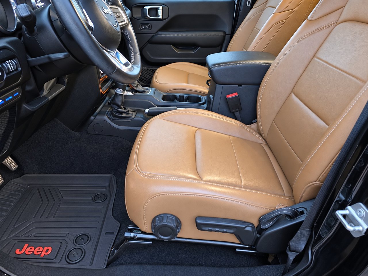 Used 2022 Jeep Wrangler Unlimited Sahara w/ Cold Weather Group AWD/4WD image 15