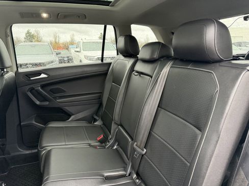Used 2021 Volkswagen Tiguan SE w/ Panoramic Sunroof Package image 29
