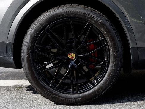 Used 2024 Porsche Cayenne Coupe AWD/4WD image 38