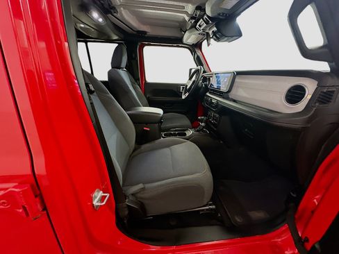 Used 2025 Jeep Wrangler Sahara image 31