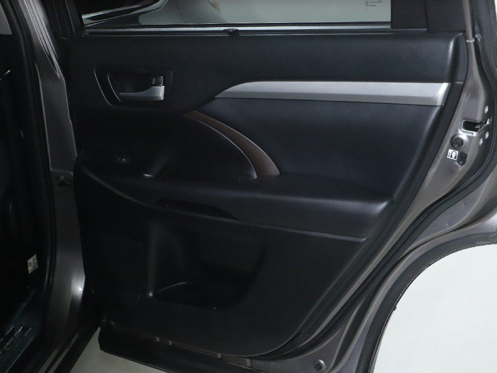 Used 2019 Toyota Highlander XLE FWD image 32