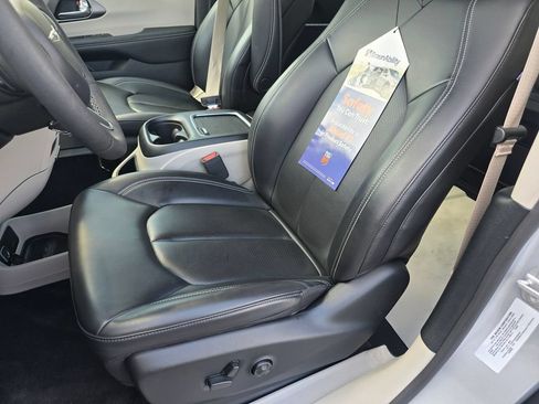 Used 2023 Chrysler Pacifica Touring-L FWD image 18