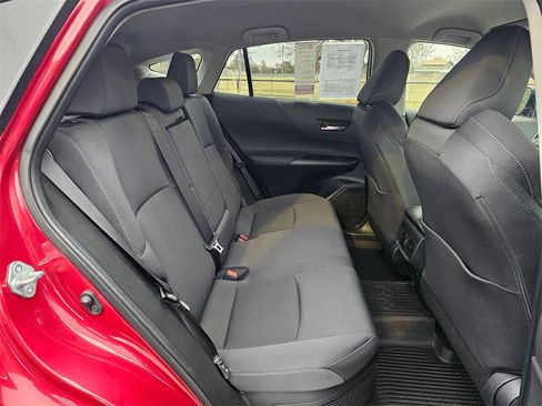 Used 2022 Toyota Venza LE image 18