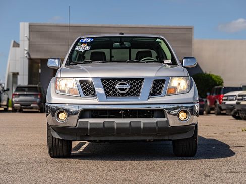 Used 2019 Nissan Frontier SL RWD image 2