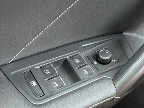 Certified 2023 Volkswagen Tiguan SE FWD image 11