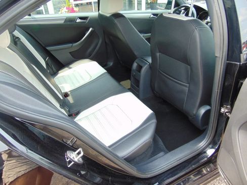 Used 2016 Volkswagen Jetta Sport FWD image 4