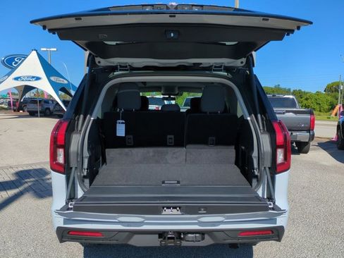 New 2025 Ford Expedition Active image 13