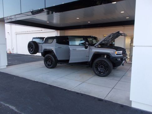 New 2025 GMC Hummer EV 2X image 21